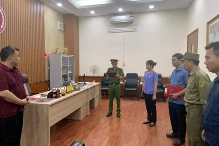 Cơ quan công an đọc lệnh bắt ông Bùi Tú Cao, Giám đốc Trung tâm Văn hóa-Điện ảnh tại nơi làm việc.