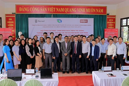 Các đại biểu chụp ảnh lưu niệm tại Hội thảo.