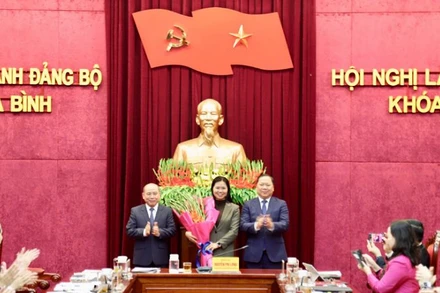 Thường trực Tỉnh ủy Hòa Bình tặng hoa đồng chí Bùi Thị Minh tại hội nghị.