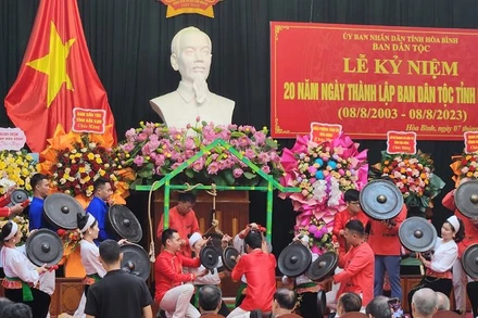 Biểu diễn chiêng Mường Hòa Bình tại buổi lễ.