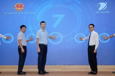 Đại diện lãnh đạo các cơ quan nhấn nút ra mắt ứng dụng Công dân số Hòa Bình.