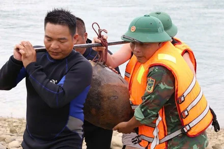 Lực lượng chức năng đưa quả bom về nơi an toàn.