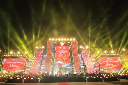 Chương trình nghệ thuật "Đất nước trọn niềm vui" với nhiều tiết mục phong phú, hấp dẫn.