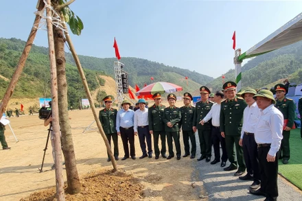 Các đại biểu trong Lễ phát động Tết trồng cây Xuân Giáp Thìn năm 2024 tại Hòa Bình.