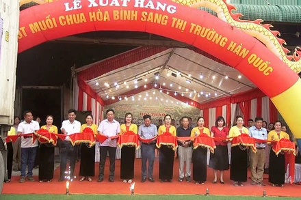 Đại diện lãnh đạo các sở, ngành và công ty xuất khẩu cắt băng khánh thành tại buổi lễ xuất hàng ớt muối chua sang Hàn Quốc.