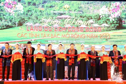 Lãnh đạo tỉnh Hòa Bình cắt băng khai mạc Liên hoan Làng du lịch cộng đồng các tỉnh Tây Bắc năm 2023.