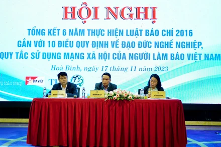 Các đồng chí chủ trì hội nghị.