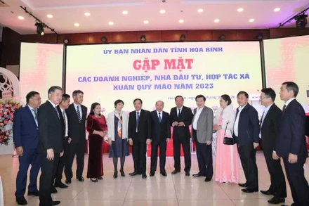 Lãnh đạo tỉnh Hòa Bình chụp ảnh cùng các doanh nghiệp trên địa bàn tỉnh.