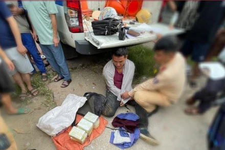 Đối tượng bị bắt giữ và số ma túy tại hiện trường. Ảnh CAND.