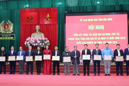 Chủ tịch Ủy ban nhân dân tỉnh Hòa Bình Bùi Văn Khánh trao bằng khen cho các tập thể, cá nhân có thành tích xuất sắc trong phong trào bảo vệ an ninh Tổ quốc năm 2023.