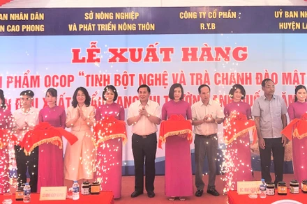 Đại diện lãnh đạo tỉnh và các sở, ngành cùng doanh nghiệp Hòa Bình cắt băng khánh thành tại buổi lễ xuất hàng.