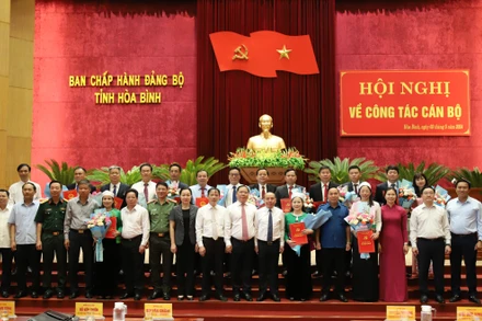 Ban Thường vụ Tỉnh ủy Hòa Bình chụp ảnh lưu niệm cùng các đồng chí được điều động, luân chuyển và bổ nhiệm.