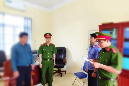 Cơ quan Công an huyện Kim Bôi đọc lệnh bắt tạm giam ông Bạch.C.T. tại phòng làm việc.