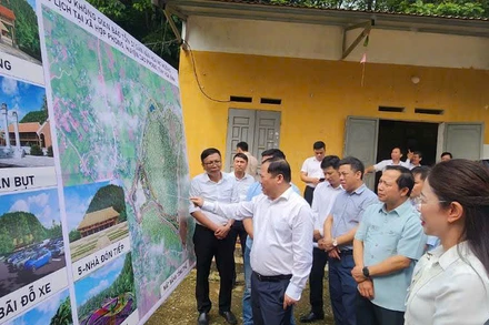 Bí thư Tỉnh ủy Hòa Bình Nguyễn Phi Long (giữa) chỉ đạo thúc đẩy nhanh dự án Khu không gian bảo tồn Di sản văn hóa Mo Mường.