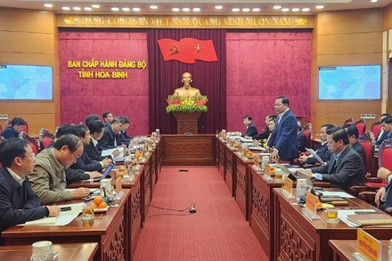 Đồng chí Nguyễn Phi Long, Bí thư Tỉnh ủy Hòa Bình phát biểu tại buổi làm việc.