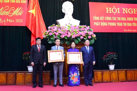 Đồng chí Nguyễn Phi Long, Bí thư Tỉnh ủy Hòa Bình trao Huân chương Độc lập hạng Ba cho Hội phụ nữ tỉnh và Huân chương Lao động hạng Ba cho Đảng bộ chính quyền và nhân dân huyện Lạc Sơn.