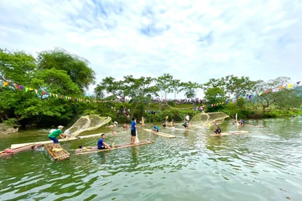 Lễ hội thu hút đông đảo người dân trong và ngoài khu vực đến xem.