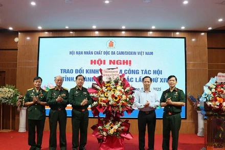 Lãnh đạo Hội nạn nhân chất độc da cam/dioxin tặng hoa lãnh đạo tỉnh Hòa Bình tại Hội nghị.