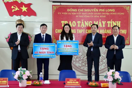 Bí thư Tỉnh ủy Hòa Bình (thứ nhất bên phải) tại buổi lễ trao tặng.