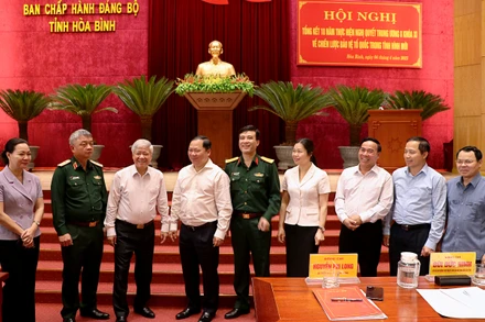 Đồng chí Đỗ Văn Chiến (thứ 3 từ trái sang) cùng các đại biểu tham dự hội nghị.