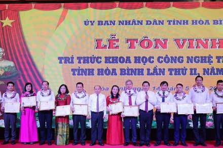 Lãnh đạo tỉnh Hòa Bình tặng Bằng khen của Ủy ban nhân dân tỉnh cho các trí thức khoa học công nghệ tiêu biểu tỉnh Hòa Bình lần thứ II năm 2024.