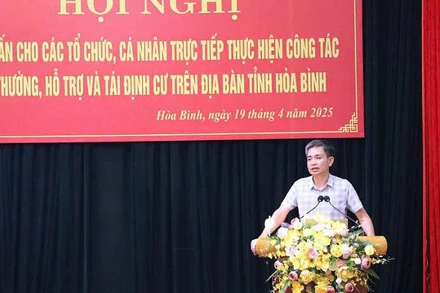 Ông Đào Anh Thép, Chi Cục trưởng Chi cục đất đai, Sở Nông nghiệp và Môi trường tỉnh Hòa Bình phát biểu tại hội nghị.
