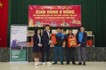 "Gian hàng 0 đồng" đã cấp phát miễn phí hơn 400 suất quà gồm lương thực, thực phẩm cho người dân vùng cao thuộc huyện Tân Lạc, Hòa Bình.
