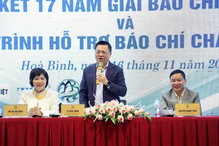 Đồng chí Lê Quốc Minh, Ủy viên Trung ương Đảng, Tổng Biên tập Báo Nhân Dân, Phó trưởng Ban Tuyên giáo Trung ương, Chủ tịch Hội Nhà báo Việt Nam (giữa) chủ trì hội nghị.