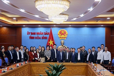 Các nhà đầu tư Trung Quốc, Hồng Kông, Singapore cùng lãnh đạo tỉnh Hòa Bình.