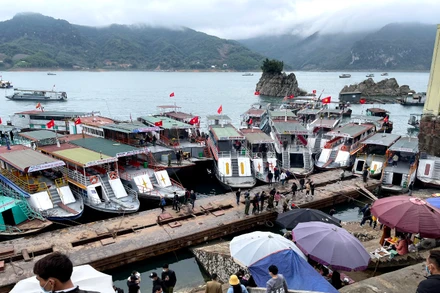 Các phương tiện đường thủy đua nhau đón khách tại cảng Thung Nai, Hòa Bình.