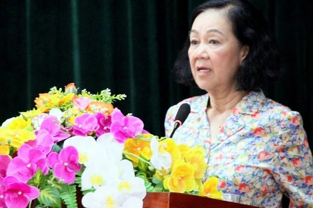 Đồng chí Trương Thị Mai phát biểu trước cử tri huyện Đà Bắc, tỉnh Hòa Bình.