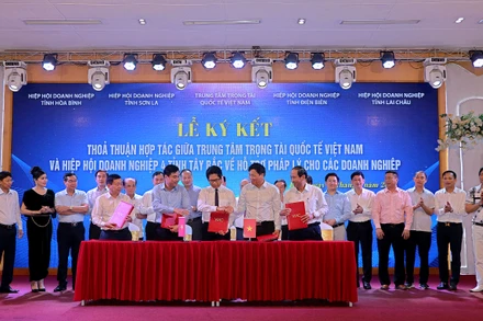 Ký kết thỏa thuận hợp tác giữa Trung tâm Trọng tài quốc tế Việt Nam và Hiệp hội doanh nghiệp 4 tỉnh Tây Bắc về hỗ trợ pháp lý cho các doanh nghiệp tại Hòa Bình.