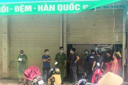 Lực lượng chức năng có mặt tại hiện trường để điều tra vụ việc.