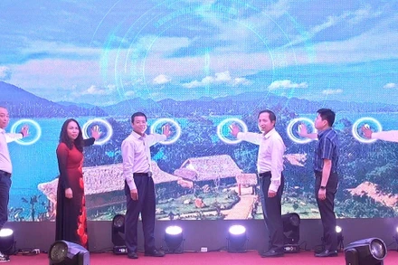 Lãnh đạo tỉnh Hòa Bình bấm nút khai trương kích cầu du lịch Hòa Bình năm 2023.