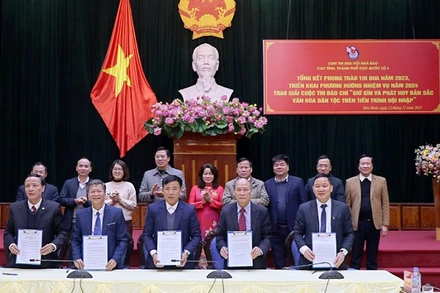 Hội Nhà báo các tỉnh, thành phố dọc Quốc lộ 6 ký kết giao ước thi đua năm 2024.