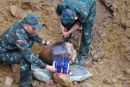Lực lượng làm nhiệm vụ Bộ Chỉ huy Quân sự tỉnh Hòa Bình triển khai công tác hủy nổ an toàn.