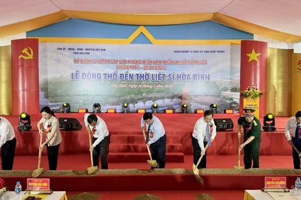 Phó Thủ tướng Nguyễn Chí Dũng (giữa) cùng Lãnh đạo tỉnh Hòa Bình động thổ Đền thờ liệt sĩ tỉnh Hòa Bình.