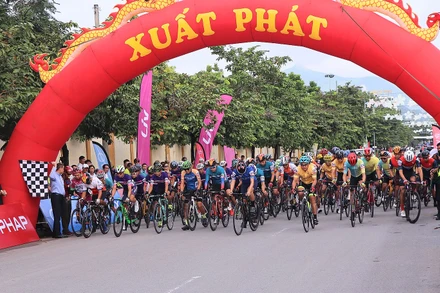 Giải thu hút hàng trăm vận động viên của các câu lạc bộ tham gia.