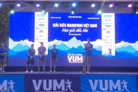 Các vận động viên giao lưu với cổ động viên tại lễ khai mạc.