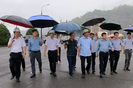 Thứ trưởng Lê Đình Thọ (đội mũ cối) cùng đoàn công tác kiểm tra phòng chống thiên tai tại khu vực đập Thủy điện Hòa Bình.