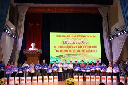 Các đồng chí Thường trực Tỉnh ủy Hòa Bình trao tiền hỗ trợ cho các hộ nghèo trên đại bàn huyện Lạc Sơn.