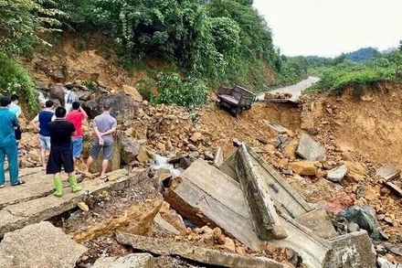 Mưa lớn làm đứt gãy đường tại xã Quý Hòa, huyện Lạc Sơn, tỉnh Hòa Bình.