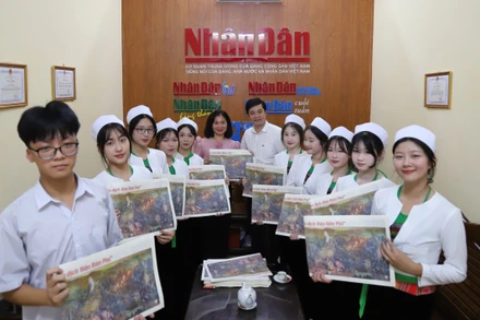 Cô và trò Trường trung học phổ thông công nghiệp Hòa Bình đến Văn phòng đại diện Báo Nhân Dân tại Hòa Bình nhận tranh panorama Chiến dịch Điện Biên Phủ.