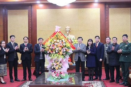 Tỉnh Hủa Phăn tặng tỉnh Hòa Bình lẵng hoa tươi thắm.