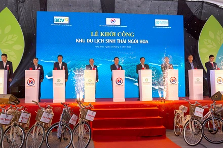 Lãnh đạo tỉnh Hòa Bình bấm nút khởi công dự án khu du lịch sinh thái Ngòi Hoa.