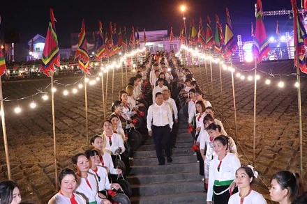 Lãnh đạo tỉnh Hòa Bình (giữa) dự lễ cầu ngư và thả hoa đăng trên sông Đà.