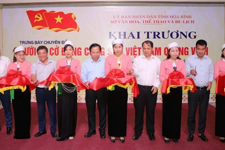 Lãnh đạo tỉnh Hòa Bình cắt băng khai mạc tại buổi lễ.