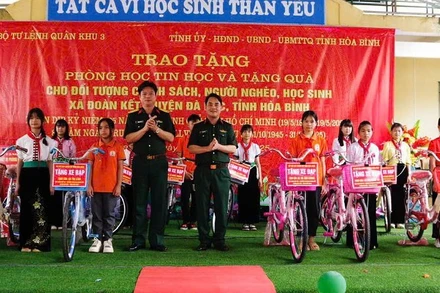 Lãnh đạo Quân khu 3 tặng xe đạp cho các em học sinh có hoàn cảnh khó khăn.