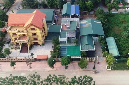 Toàn bộ khu nhà mái xanh (bên phải) được cấp giấy chứng nhận quyền sử dụng đất sai quy định, xây dựng sai quy hoạch, không có giấy phép xây dựng vẫn ngang nhiên tồn tại giữa lòng thành phố Hòa Bình nhiều năm nay mà chưa được xử lý.