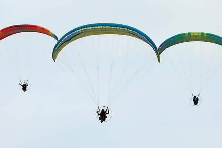 Hoạt động dù lượn tại Ngày hội. 